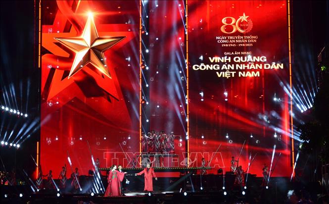 Hào hùng gala âm nhạc 'Vinh quang Công an nhân dân Việt Nam' - Ảnh 1. Hào hùng gala âm nhạc 'Vinh quang Công an nhân dân Việt Nam' - Ảnh 1.
