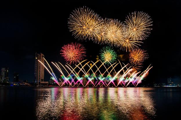 Đêm DIFF 2025 thứ hai: Tân binh pháo hoa Z121 Vina Pyrotech Việt Nam khiến 10.000 khán giả bất ngờ - Ảnh 2. Đêm DIFF 2025 thứ hai: Tân binh pháo hoa Z121 Vina Pyrotech Việt Nam khiến 10.000 khán giả bất ngờ - Ảnh 2.