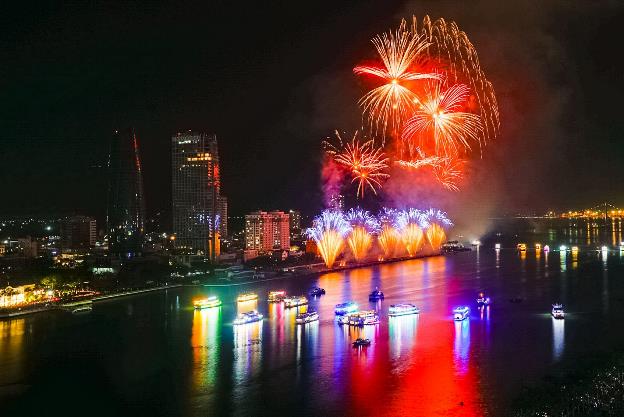 Đêm DIFF 2025 thứ hai: Tân binh pháo hoa Z121 Vina Pyrotech Việt Nam khiến 10.000 khán giả bất ngờ - Ảnh 4. Đêm DIFF 2025 thứ hai: Tân binh pháo hoa Z121 Vina Pyrotech Việt Nam khiến 10.000 khán giả bất ngờ - Ảnh 4.