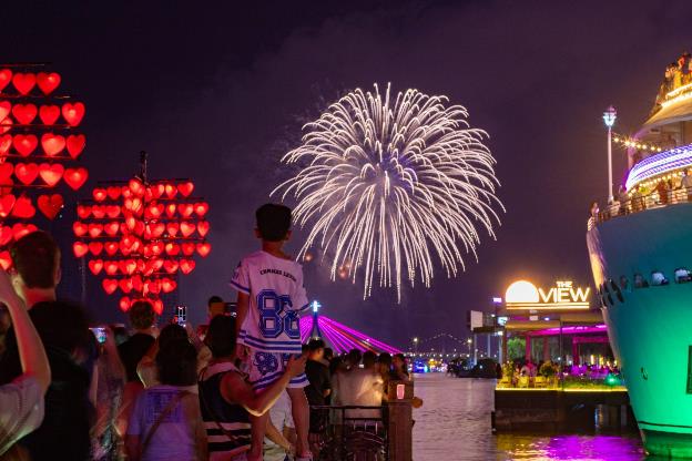 Đêm DIFF 2025 thứ hai: Tân binh pháo hoa Z121 Vina Pyrotech Việt Nam khiến 10.000 khán giả bất ngờ - Ảnh 5. Đêm DIFF 2025 thứ hai: Tân binh pháo hoa Z121 Vina Pyrotech Việt Nam khiến 10.000 khán giả bất ngờ - Ảnh 5.
