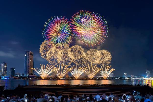 Đêm DIFF 2025 thứ hai: Tân binh pháo hoa Z121 Vina Pyrotech Việt Nam khiến 10.000 khán giả bất ngờ - Ảnh 7. Đêm DIFF 2025 thứ hai: Tân binh pháo hoa Z121 Vina Pyrotech Việt Nam khiến 10.000 khán giả bất ngờ - Ảnh 7.
