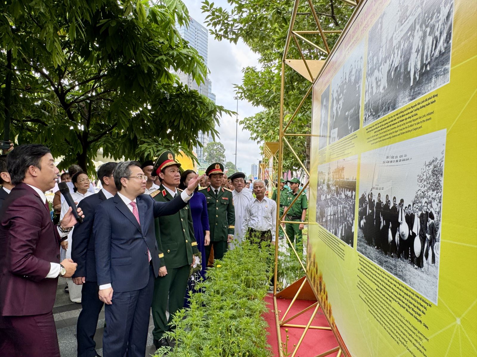 TP Hồ Chí Minh: Khai mạc triển lãm ảnh về Tổng Bí thư Nguyễn Văn Linh - Ảnh 3.