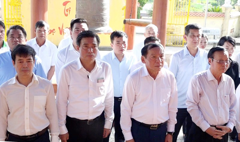 Bộ trưởng Nguyễn Văn Hùng thăm, tặng quà người có công tại Quảng Trị - Ảnh 2. Bộ trưởng Nguyễn Văn Hùng thăm, tặng quà người có công tại Quảng Trị - Ảnh 2.