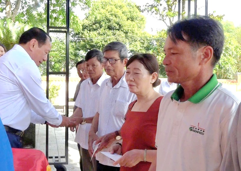 Bộ trưởng Nguyễn Văn Hùng thăm, tặng quà người có công tại Quảng Trị - Ảnh 3. Bộ trưởng Nguyễn Văn Hùng thăm, tặng quà người có công tại Quảng Trị - Ảnh 3.