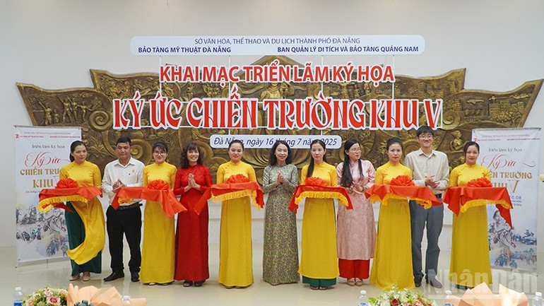 Khai mạc triển lãm ký họa “Ký ức chiến trường Khu V” - Ảnh 4. Khai mạc triển lãm ký họa “Ký ức chiến trường Khu V” - Ảnh 4.