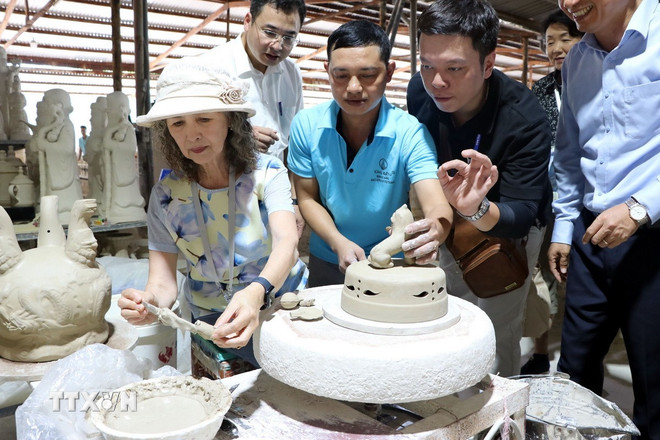 Gốm Chu Đậu góp phần quảng bá văn hóa Việt tại Kỳ họp ABAC 3 - Ảnh 2. Gốm Chu Đậu góp phần quảng bá văn hóa Việt tại Kỳ họp ABAC 3 - Ảnh 2.