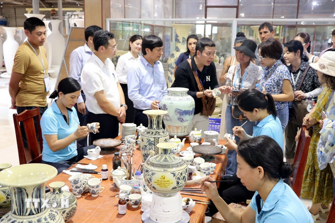 Gốm Chu Đậu góp phần quảng bá văn hóa Việt tại Kỳ họp ABAC 3 - Ảnh 3. Gốm Chu Đậu góp phần quảng bá văn hóa Việt tại Kỳ họp ABAC 3 - Ảnh 3.
