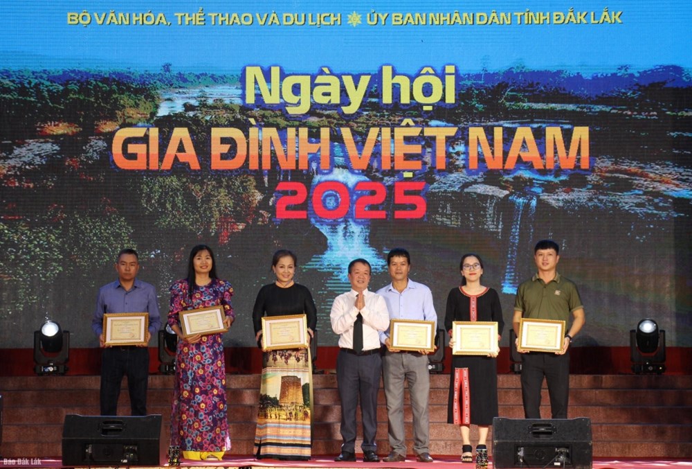 Tôn vinh giá trị gia đình Việt Nam - Ảnh 1.