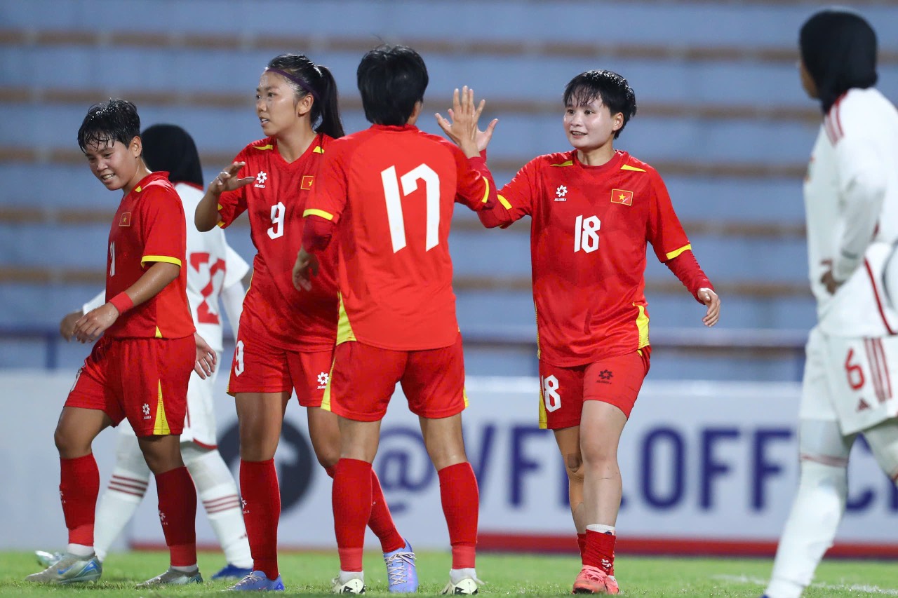 Vòng loại giải Bóng đá nữ châu Á 2026: Thắng đậm UAE, Đội tuyển nữ Việt Nam vững ngôi đầu bảng E - Ảnh 1.