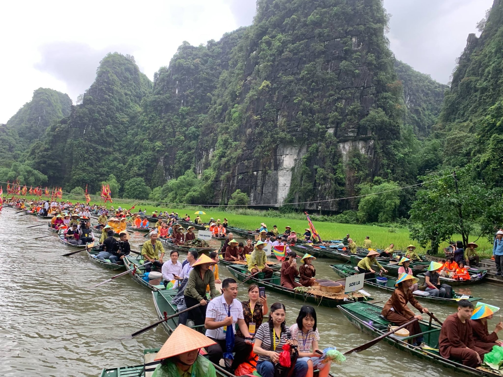 Ninh Bình: Ngừng ngay hoạt động tham quan khi thời tiết xấu - Ảnh 1. Ninh Bình: Ngừng ngay hoạt động tham quan khi thời tiết xấu - Ảnh 1.