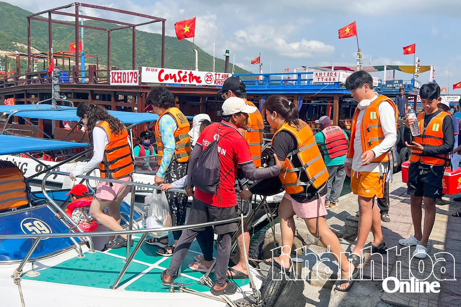 Khánh Hòa: Siết chặt đảm bảo an toàn du lịch trên vịnh Nha Trang - Ảnh 2. Khánh Hòa: Siết chặt đảm bảo an toàn du lịch trên vịnh Nha Trang - Ảnh 2.
