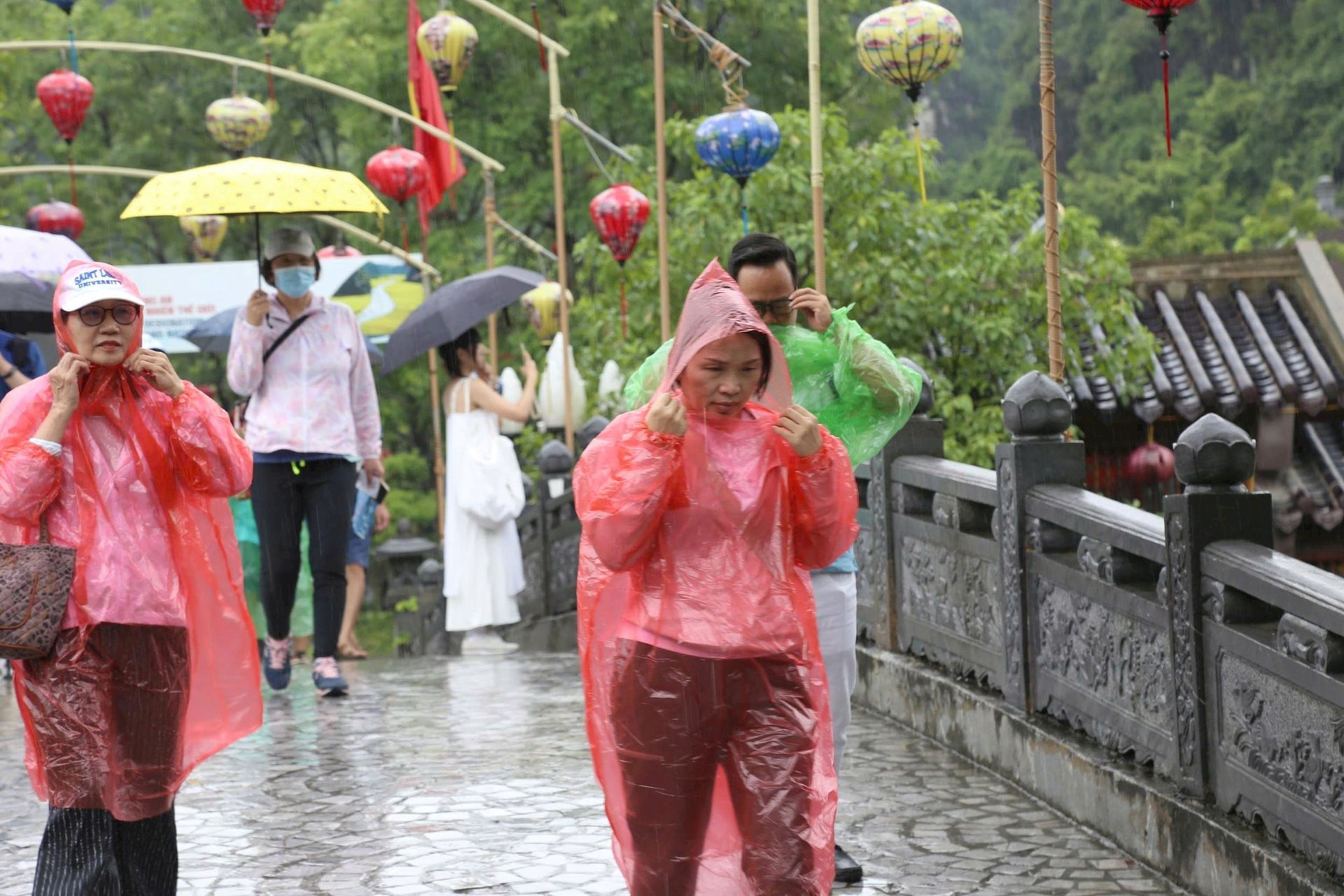 Hà Nội: Yêu cầu không tổ chức đưa du khách đến vùng đang có bão - Ảnh 1. Hà Nội: Yêu cầu không tổ chức đưa du khách đến vùng đang có bão - Ảnh 1.