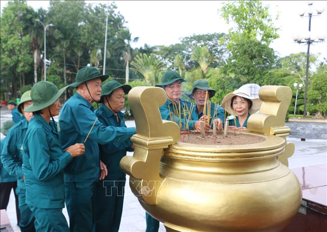 Thầm lặng chăm lo phần mộ các anh hùng, liệt sỹ - Ảnh 3.