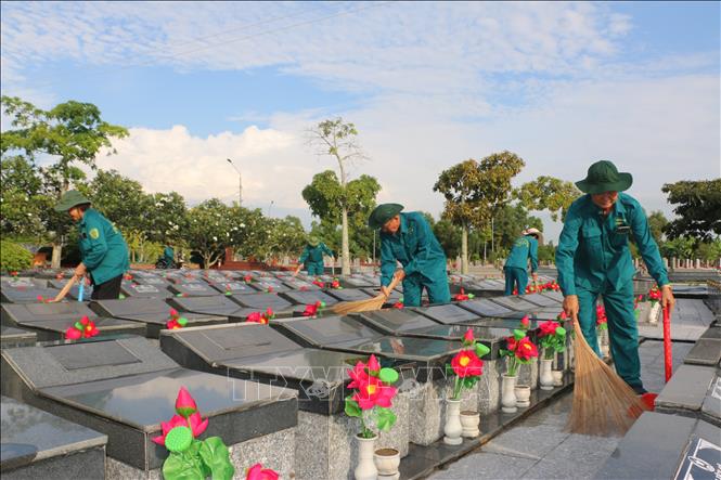 Thầm lặng chăm lo phần mộ các anh hùng, liệt sỹ - Ảnh 1.