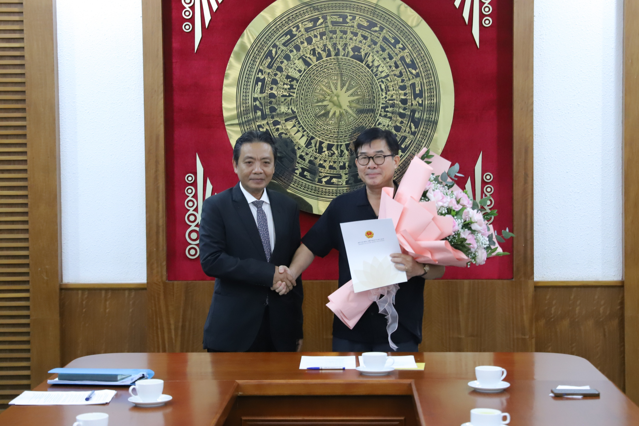 Deputy Minister Hoang Dao Cuong presents the retirement decision to Deputy Director of the Department of Cultural Heritage Nong Quoc Thanh - Photo 1. Thứ trưởng Hoàng Đạo Cương trao quyết định nghỉ hưu cho Phó Cục trưởng Cục Di sản văn hóa Nông Quốc Thành - Ảnh 1.