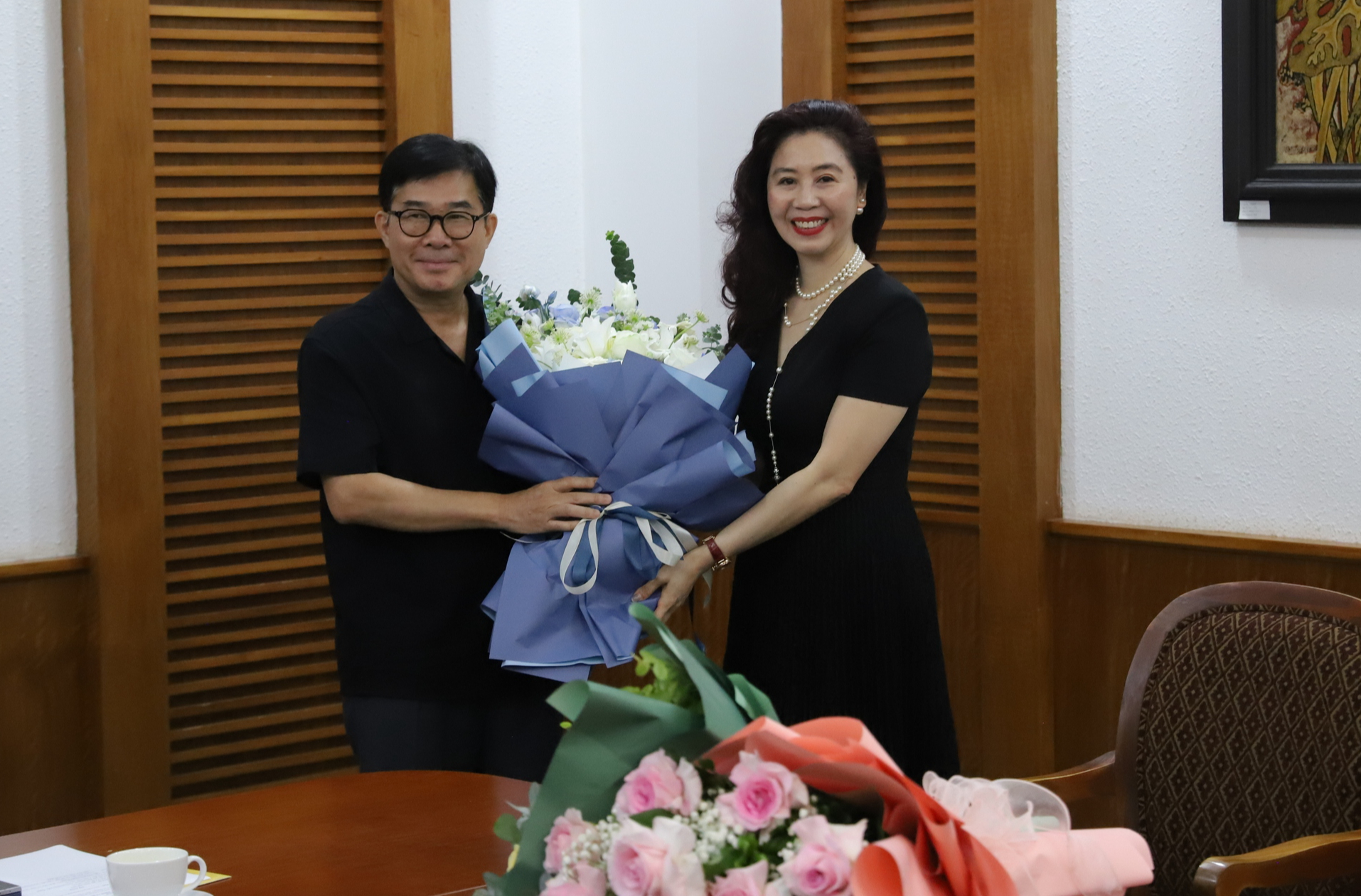 Deputy Minister Hoang Dao Cuong presents the retirement decision to Deputy Director of the Department of Cultural Heritage Nong Quoc Thanh - Photo 2. Thứ trưởng Hoàng Đạo Cương trao quyết định nghỉ hưu cho Phó Cục trưởng Cục Di sản văn hóa Nông Quốc Thành - Ảnh 2.
