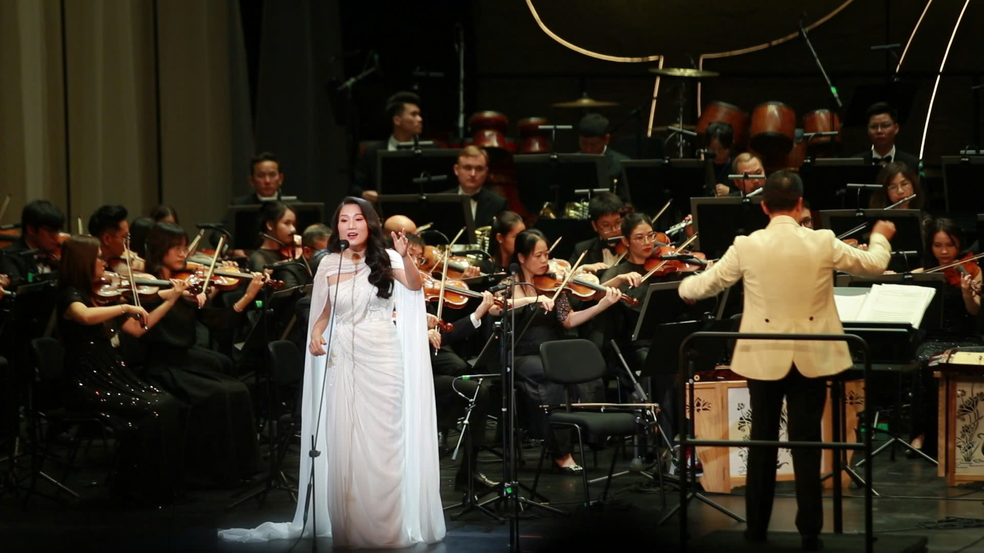 منح شهادة التراث الوثائقي العالمي لمجموعة الموسيقي هوانغ فان - صورة 4. Trao Bằng Di sản Tư liệu Thế giới đối với Bộ sưu tập của Nhạc sĩ Hoàng Vân - Ảnh 4.