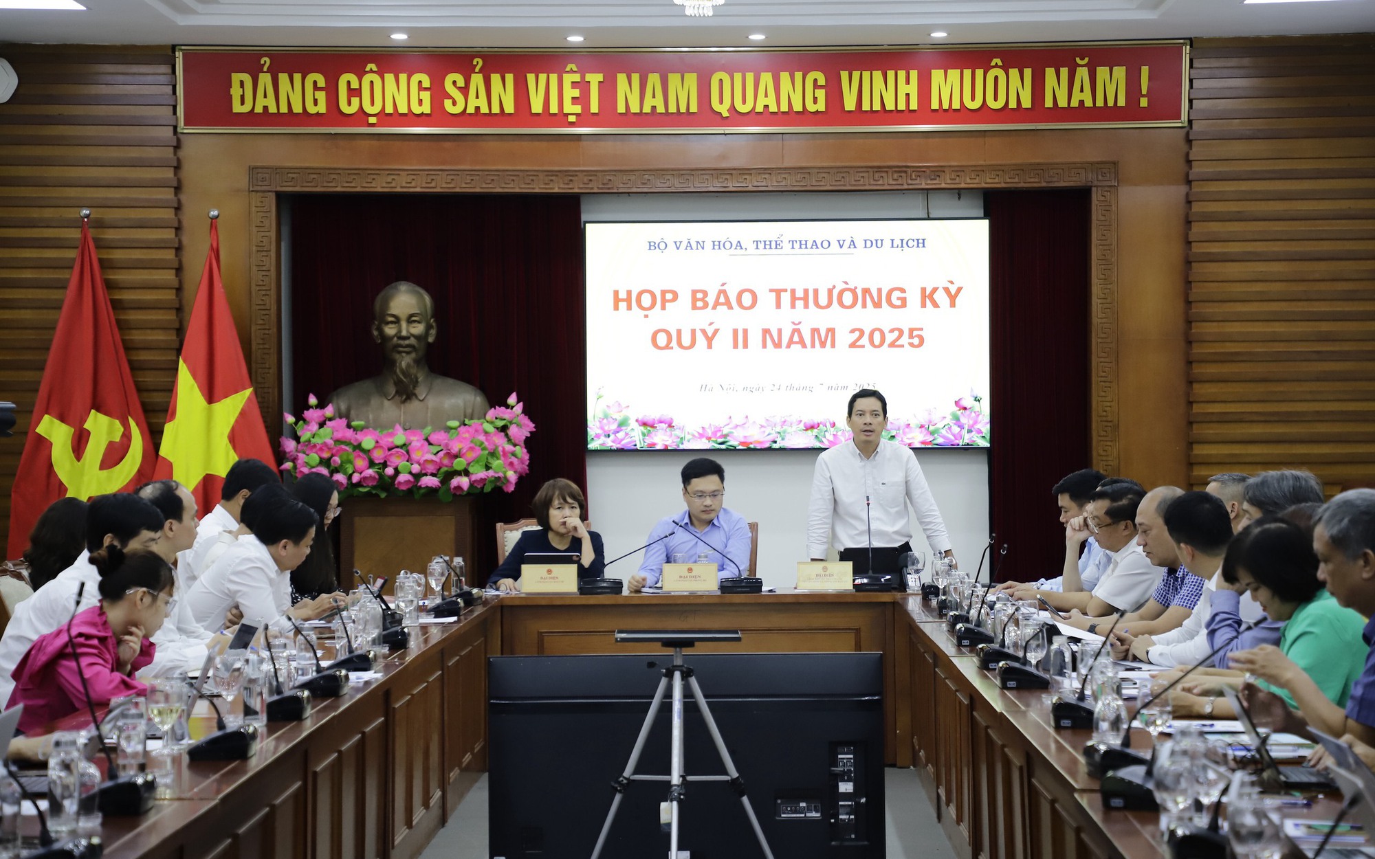 Cần thể chế hóa quy định về việc hạn chế hoạt động của nghệ sĩ vi phạm trên không gian mạng