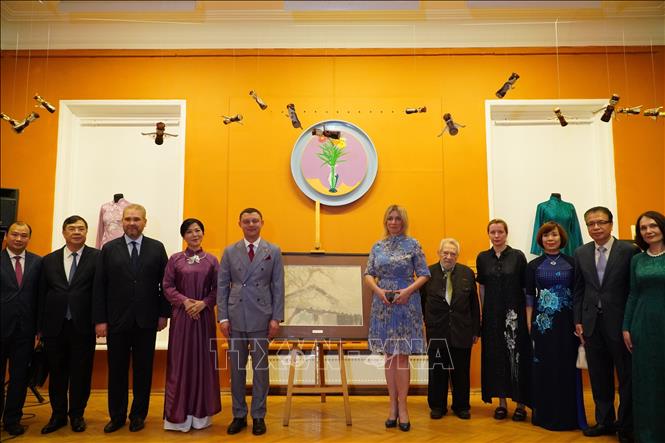 Triển lãm tranh 'Thầy - Trò: Giai điệu một con đường' tại Moskva - Ảnh 1. Triển lãm tranh 'Thầy - Trò: Giai điệu một con đường' tại Moskva - Ảnh 1.