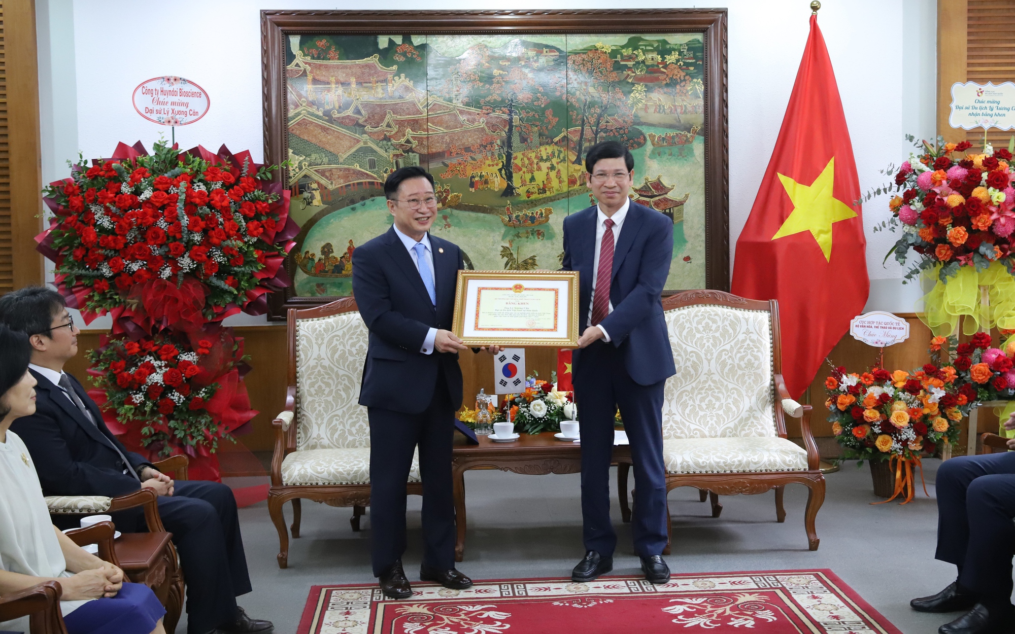 Trao Bằng khen của Bộ trưởng Bộ VHTTDL cho Đại sứ du lịch Việt Nam tại Hàn Quốc