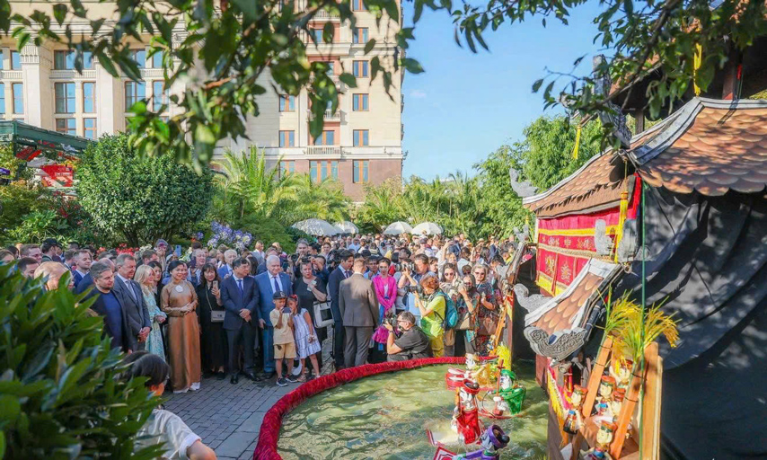 ロシア連邦、赤の広場での素晴らしい「ベトナム - 熱帯の色彩」フェスティバル - 写真 6。 Rực rỡ Lễ hội "Việt Nam - Sắc màu từ miền nhiệt đới" bên Quảng trường Đỏ, Liên bang Nga - Ảnh 6.