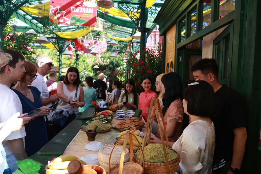 ロシア連邦、赤の広場での素晴らしい「ベトナム - 熱帯の色彩」フェスティバル - 写真 9。 Rực rỡ Lễ hội "Việt Nam - Sắc màu từ miền nhiệt đới" bên Quảng trường Đỏ, Liên bang Nga - Ảnh 9.