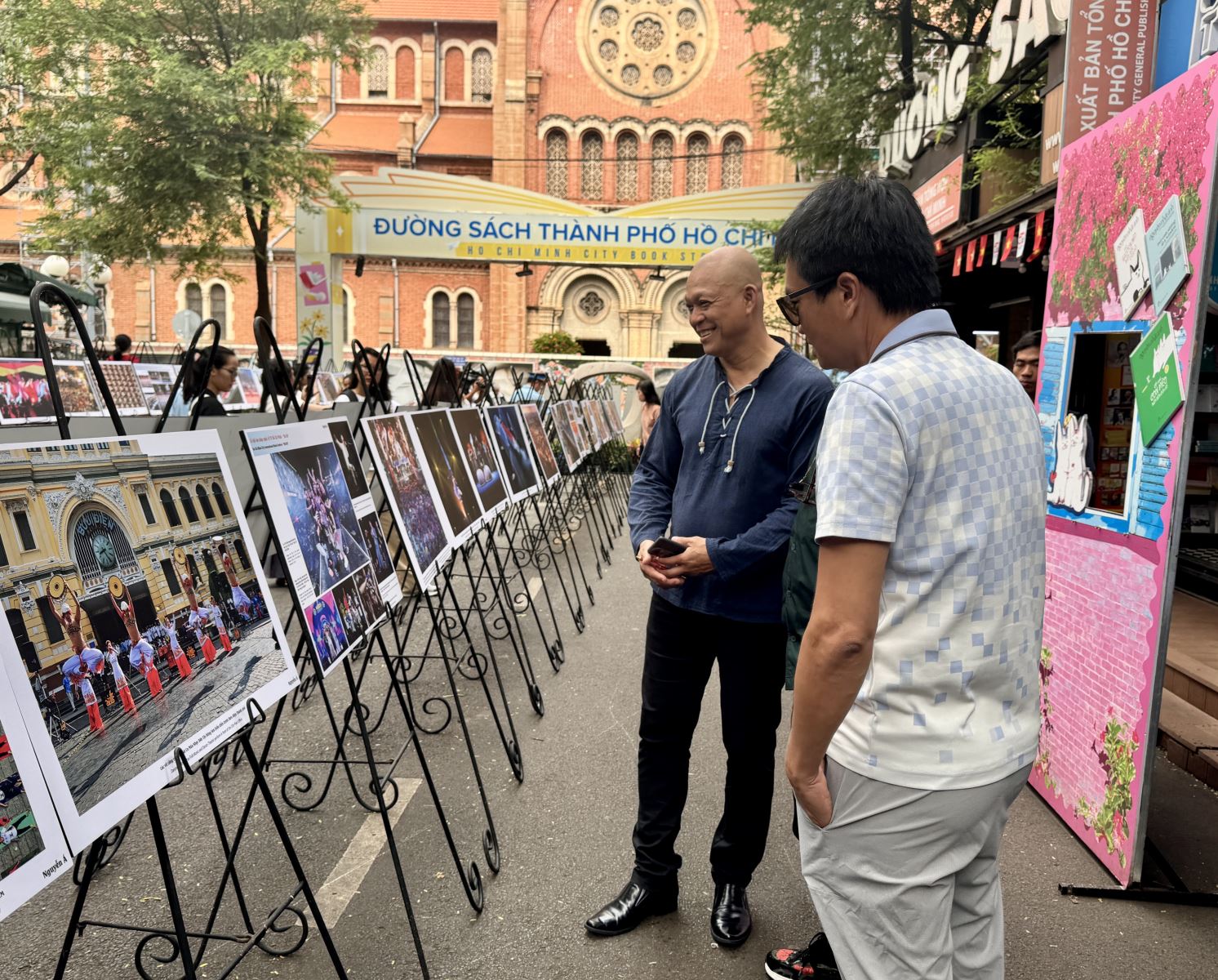TP Hồ Chí Minh: Khai mạc triển lãm và ra mắt sách ảnh '50 năm sức mạnh Việt Nam' - Ảnh 2. TP Hồ Chí Minh: Khai mạc triển lãm và ra mắt sách ảnh '50 năm sức mạnh Việt Nam' - Ảnh 2.