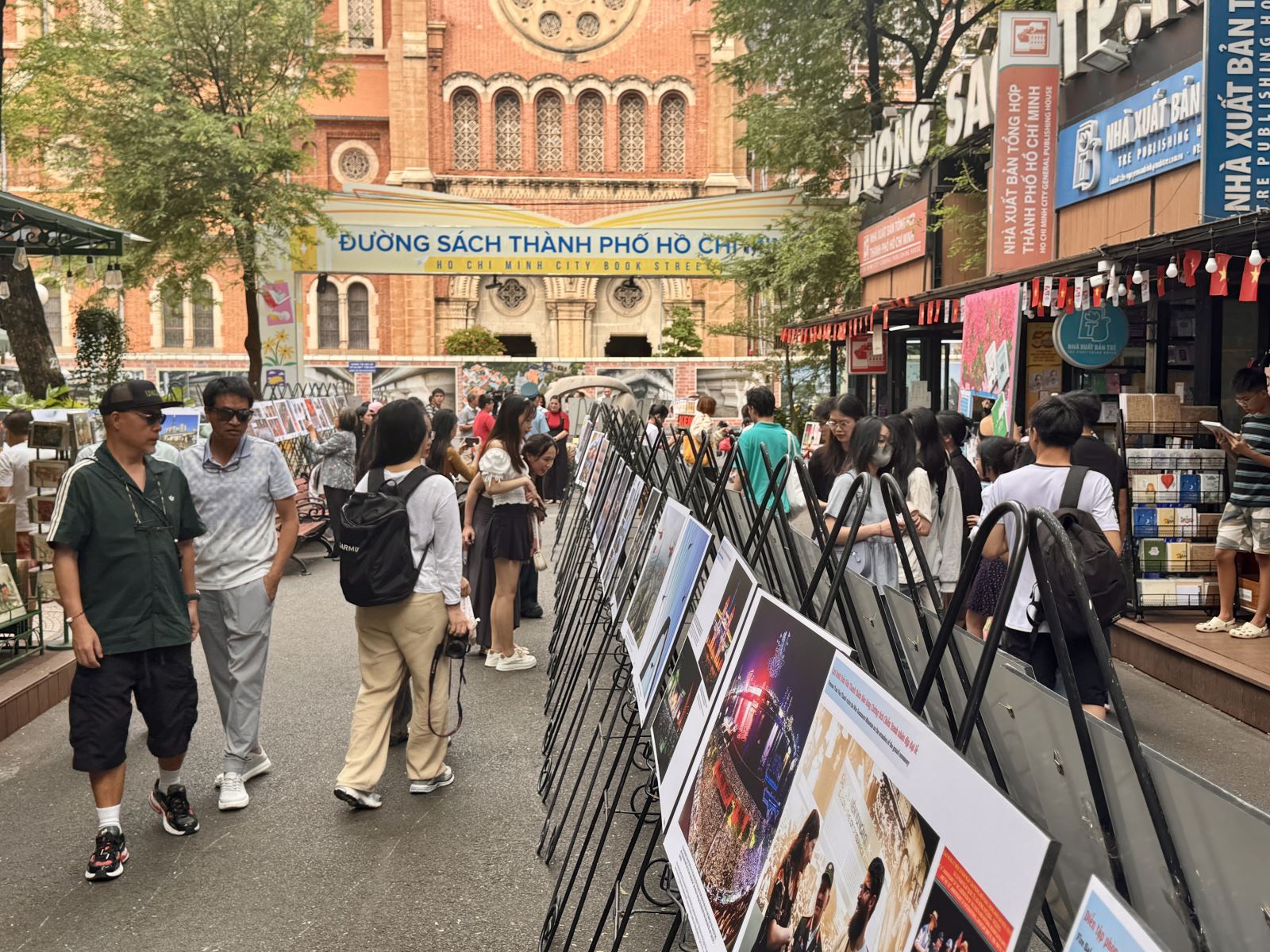 TP Hồ Chí Minh: Khai mạc triển lãm và ra mắt sách ảnh '50 năm sức mạnh Việt Nam' - Ảnh 4. TP Hồ Chí Minh: Khai mạc triển lãm và ra mắt sách ảnh '50 năm sức mạnh Việt Nam' - Ảnh 4.