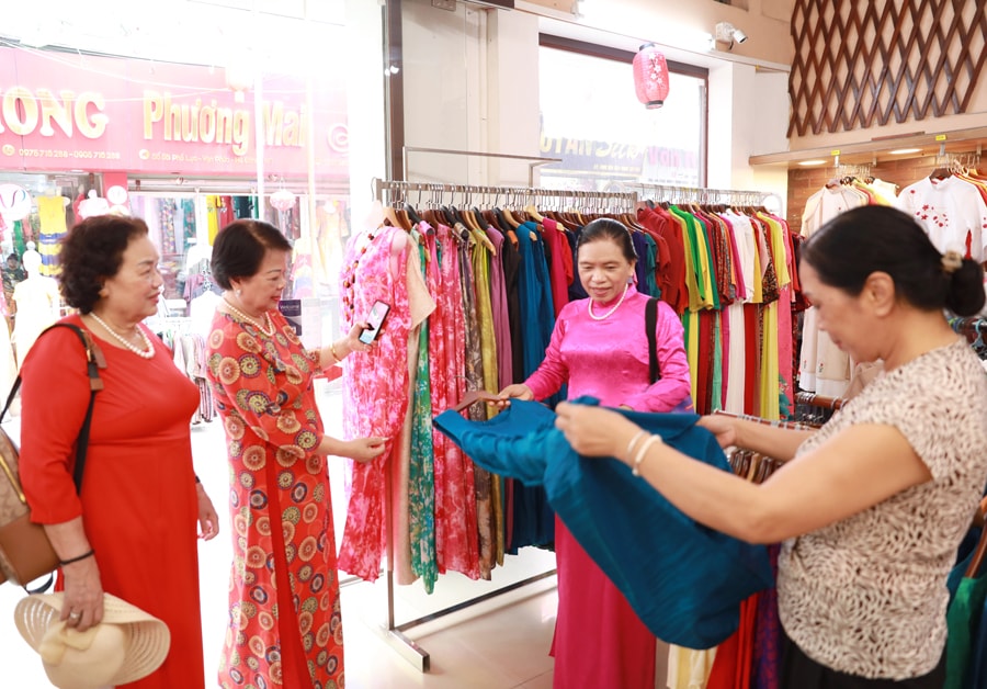 Đưa sản phẩm làng nghề vươn ra thế giới - Ảnh 2.