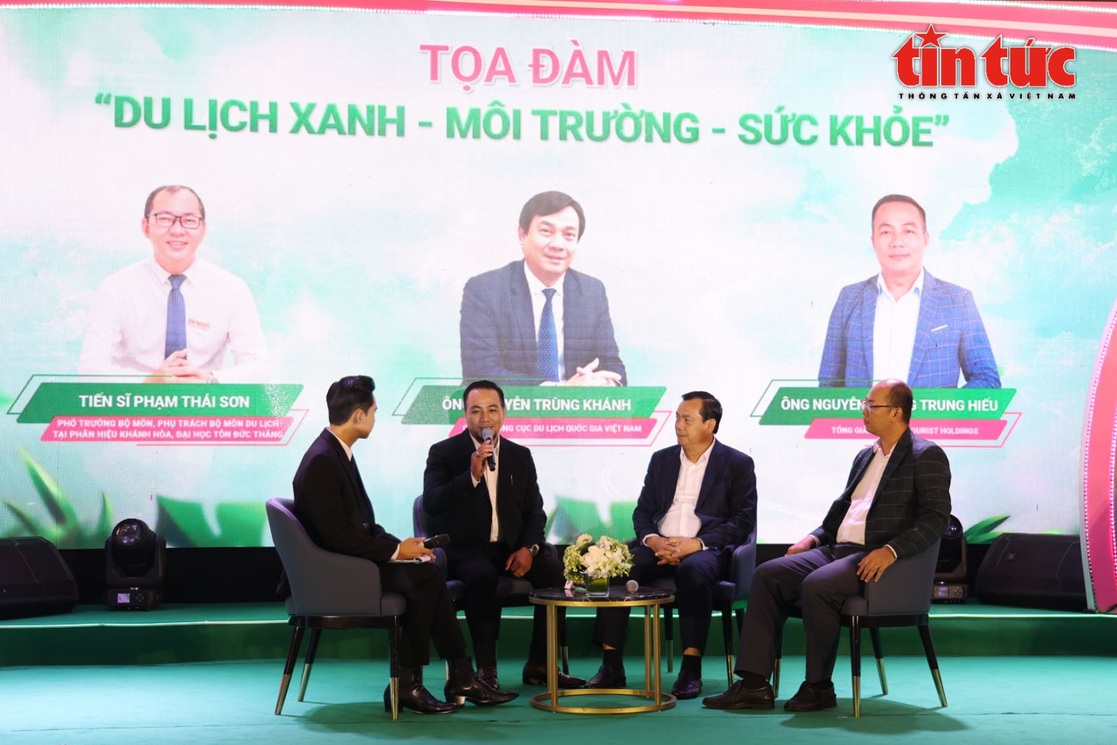 'Xanh hóa' là hướng đi tất yếu để phát triển bền vững ngành du lịch - Ảnh 1.