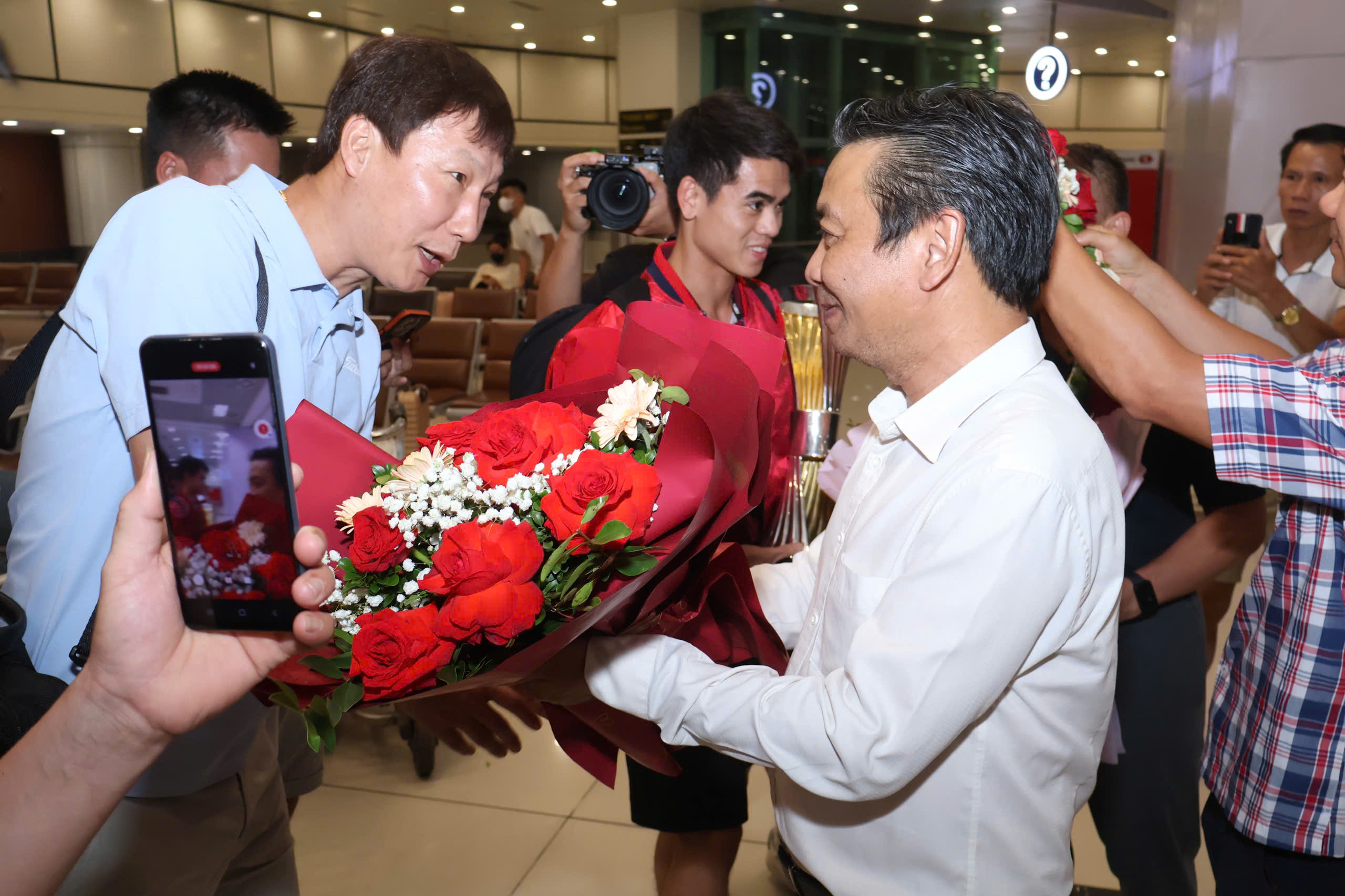 U23ベトナムが東南アジアU23選手権で優勝し帰国 - 写真1。 U23 Việt Nam về nước sau hành trình đăng quang ngôi vương tại giải U23 Đông Nam Á - Ảnh 1.