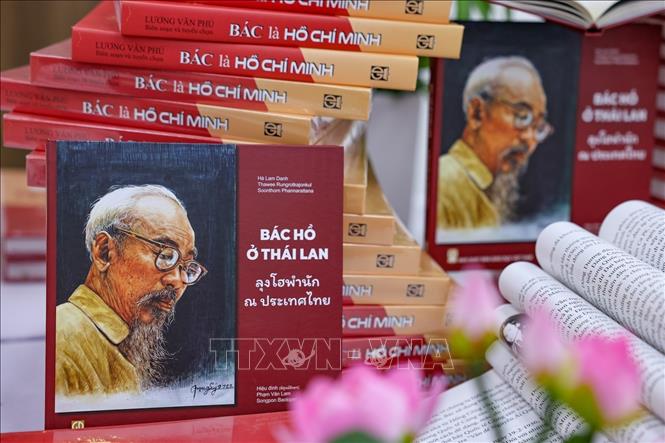 Ra mắt hai cuốn sách tham khảo đặc biệt về Chủ tịch Hồ Chí Minh - Ảnh 3. Ra mắt hai cuốn sách tham khảo đặc biệt về Chủ tịch Hồ Chí Minh - Ảnh 3.
