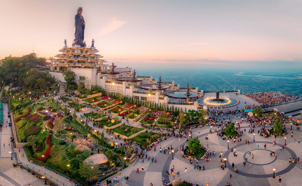 Núi Bà Đen - Tây Ninh đón 4 triệu lượt khách trong 7 tháng - Ảnh 1. Núi Bà Đen - Tây Ninh đón 4 triệu lượt khách trong 7 tháng - Ảnh 1.