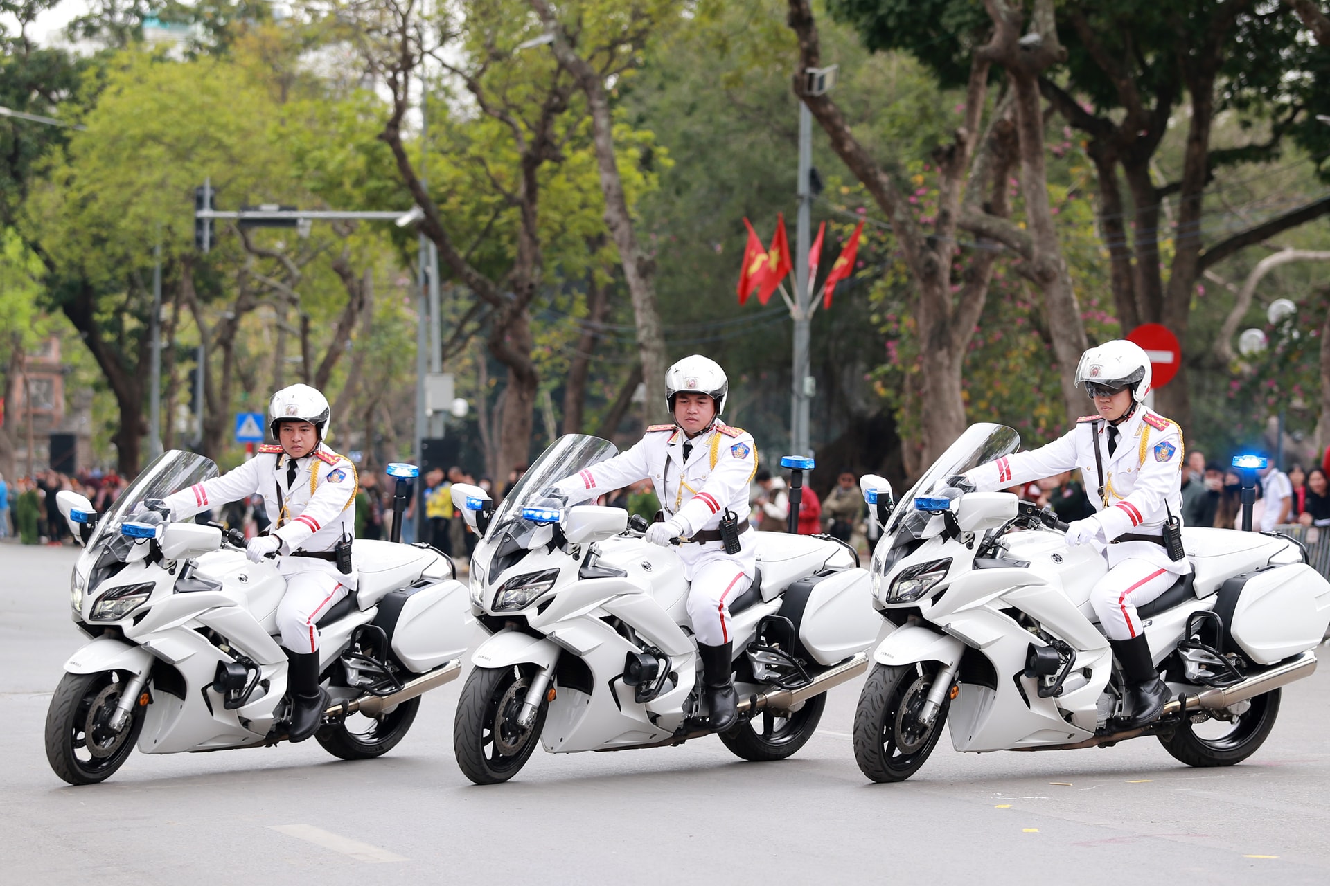 Hà Nội: Trình diễn nghiệp vụ, diễu hành phương tiện của Bộ Công an tại hồ Hoàn Kiếm - Ảnh 1. Hà Nội: Trình diễn nghiệp vụ, diễu hành phương tiện của Bộ Công an tại hồ Hoàn Kiếm - Ảnh 1.