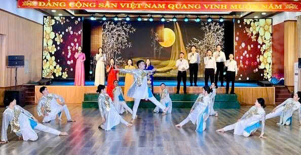 Bản sắc văn hóa Xứ Nghệ qua chương trình nghệ thuật "Khát vọng sông Lam" - Ảnh 2. Bản sắc văn hóa Xứ Nghệ qua chương trình nghệ thuật "Khát vọng sông Lam" - Ảnh 2.
