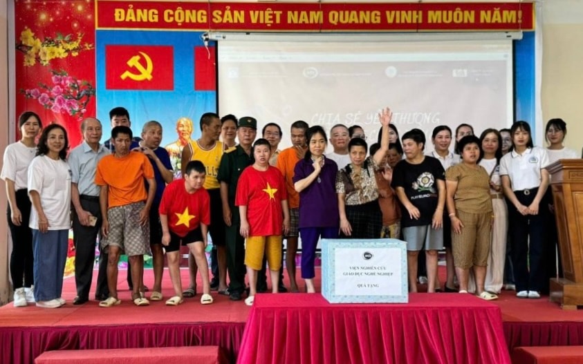 Tặng quà các nạn nhân nhiễm chất độc da cam - Ảnh 1. Tặng quà các nạn nhân nhiễm chất độc da cam - Ảnh 1.