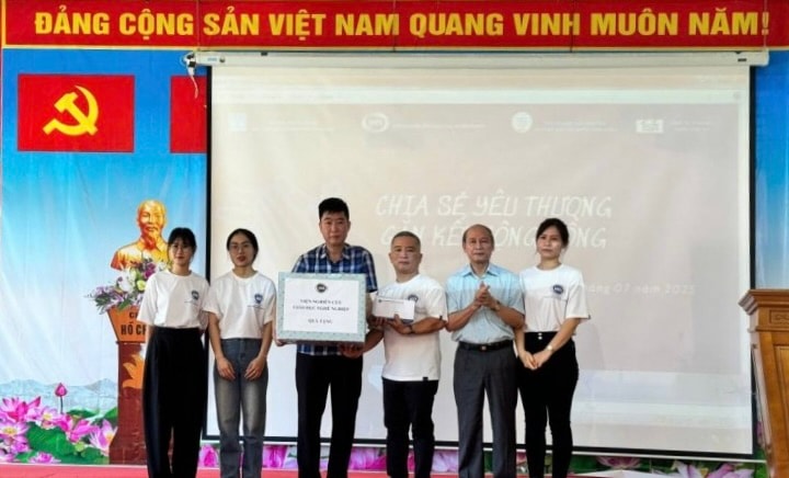 Tặng quà các nạn nhân nhiễm chất độc da cam - Ảnh 2. Tặng quà các nạn nhân nhiễm chất độc da cam - Ảnh 2.