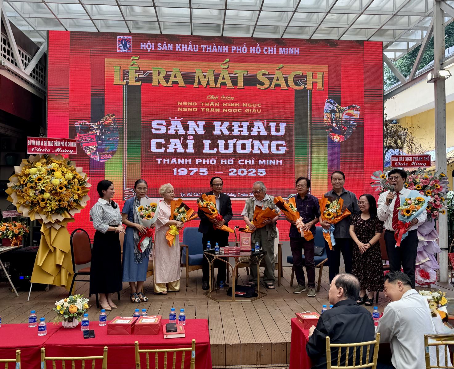 Ra mắt sách về 50 năm sân khấu cải lương TP Hồ Chí Minh - Ảnh 1. Ra mắt sách về 50 năm sân khấu cải lương TP Hồ Chí Minh - Ảnh 1.