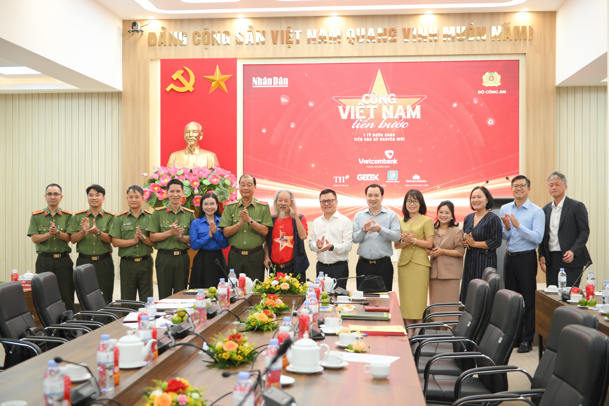 พิธีเปิดโครงการเดินเพื่อสุขภาพทั่วประเทศ Khởi động chương trình đi bộ toàn quốc “Cùng Việt Nam tiến bước” - Ảnh 2.