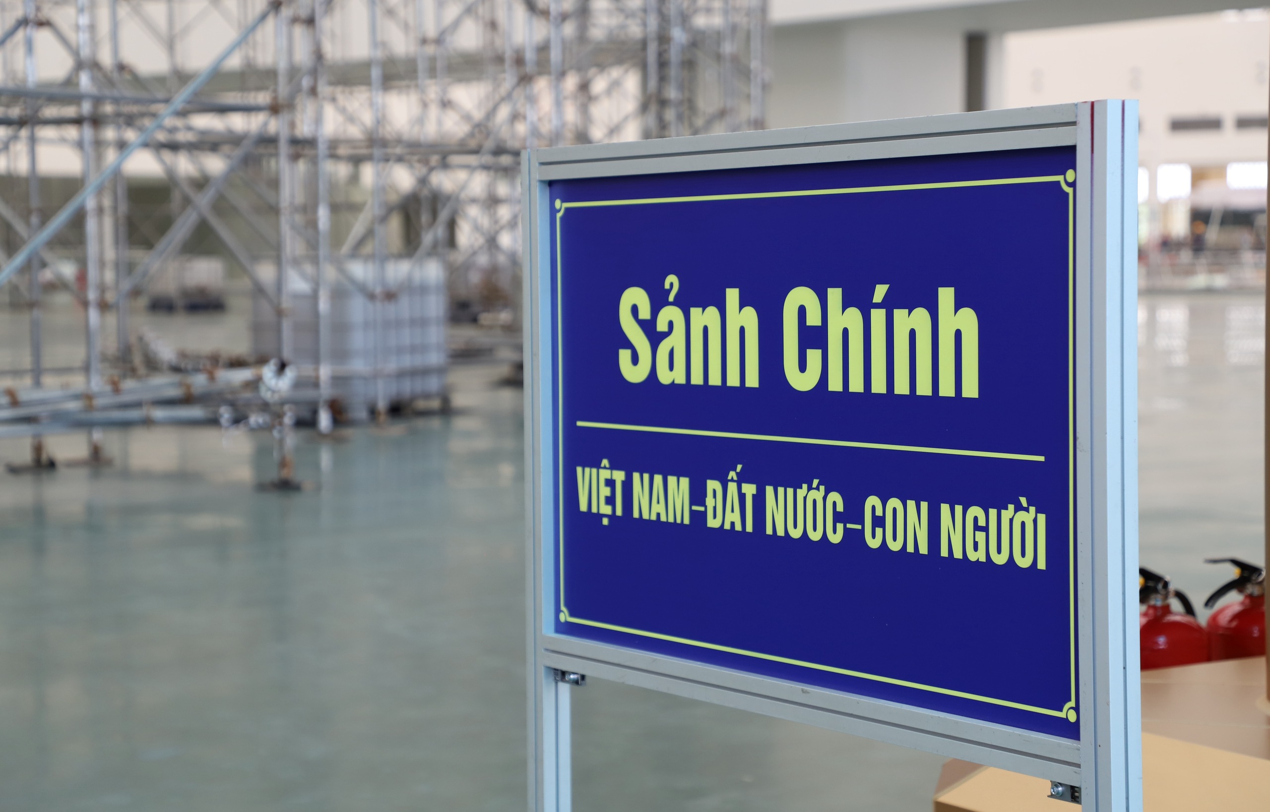 Dringende Fertigstellung der Exponate der Nationalen Errungenschaftsausstellung anlässlich des 80. Nationalfeiertags - Foto 3. Gấp rút hoàn thiện các hạng mục Triển lãm thành tựu Đất nước nhân dịp 80 năm Quốc khánh - Ảnh 3.