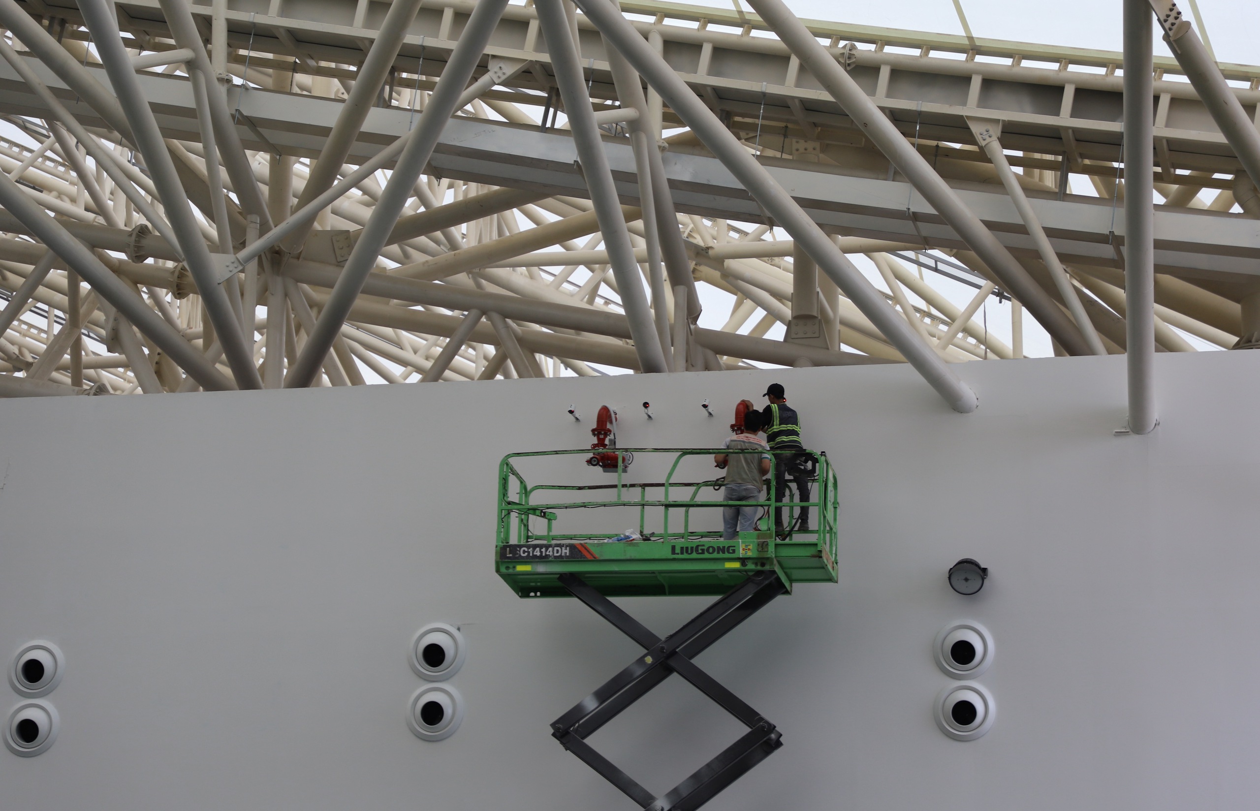 Dringende Fertigstellung der Exponate der Nationalen Errungenschaftsausstellung anlässlich des 80. Nationalfeiertags - Foto 4. Gấp rút hoàn thiện các hạng mục Triển lãm thành tựu Đất nước nhân dịp 80 năm Quốc khánh - Ảnh 4.