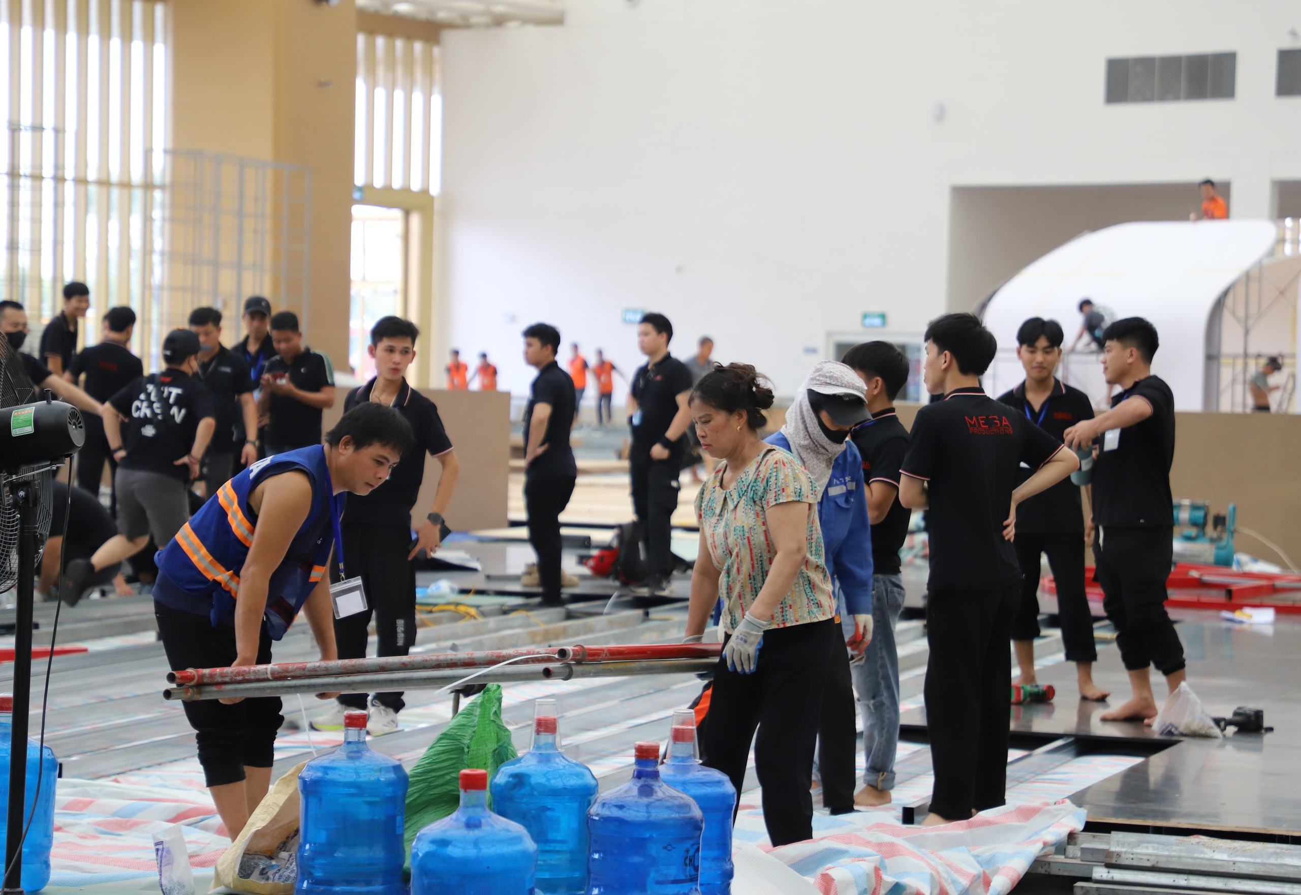 Dringende Fertigstellung der Exponate der Nationalen Errungenschaftsausstellung anlässlich des 80. Nationalfeiertags - Foto 5. Gấp rút hoàn thiện các hạng mục Triển lãm thành tựu Đất nước nhân dịp 80 năm Quốc khánh - Ảnh 5.