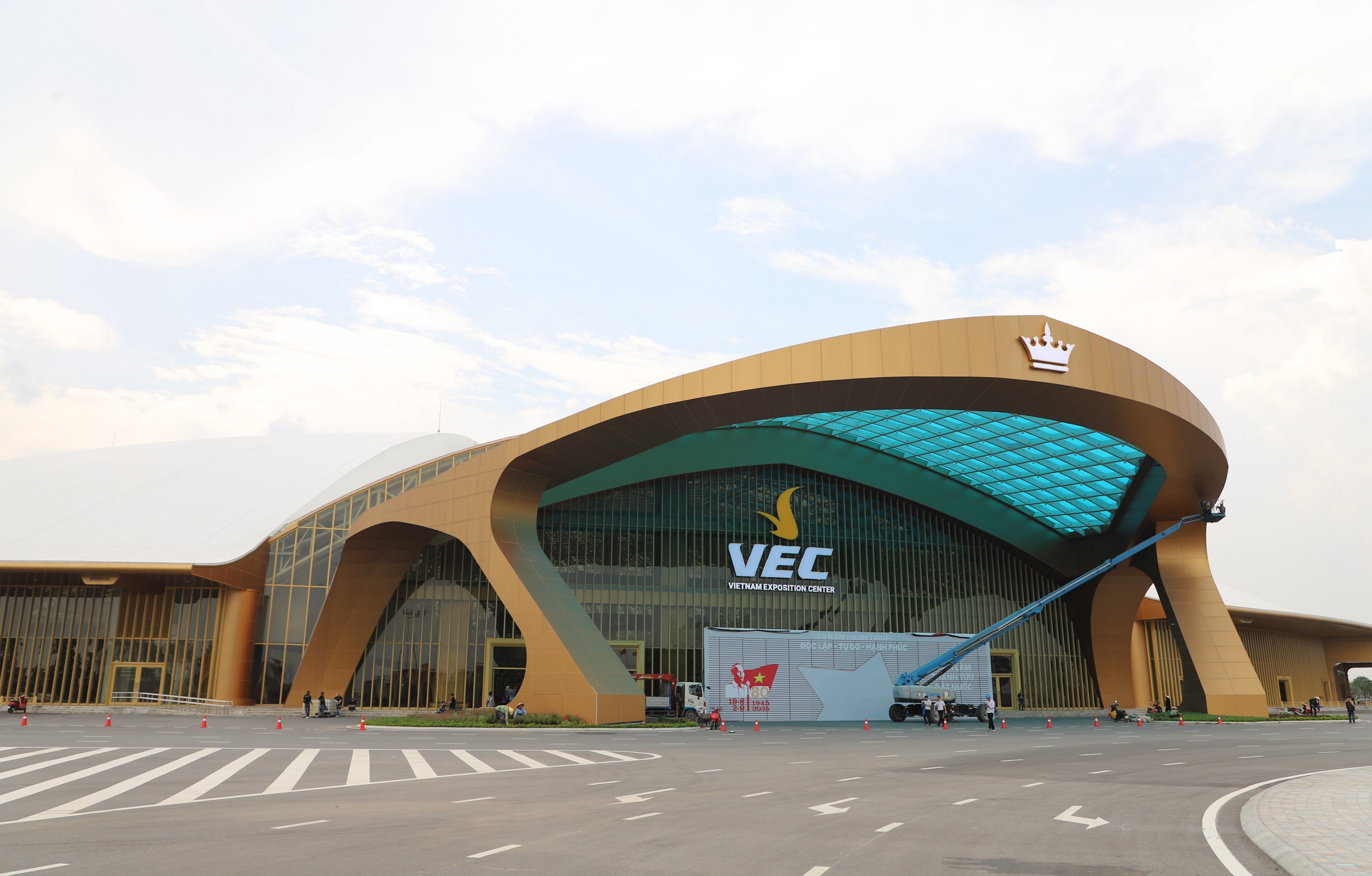 Dringende Fertigstellung der Exponate der Nationalen Errungenschaftsausstellung anlässlich des 80. Nationalfeiertags - Foto 1. Gấp rút hoàn thiện các hạng mục Triển lãm thành tựu Đất nước nhân dịp 80 năm Quốc khánh - Ảnh 1.