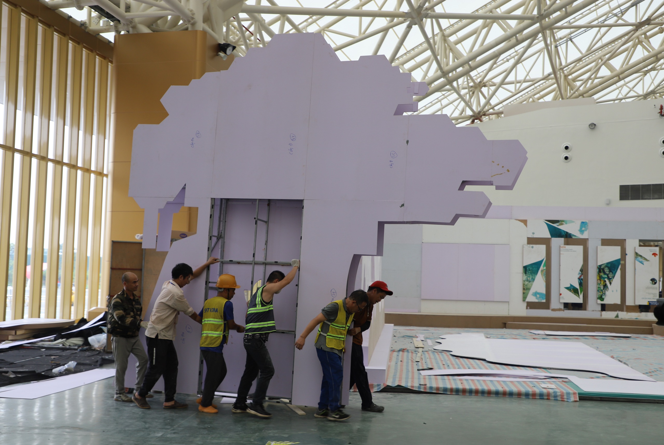 Dringende Fertigstellung der Exponate der Nationalen Errungenschaftsausstellung anlässlich des 80. Nationalfeiertags - Foto 12. Gấp rút hoàn thiện các hạng mục Triển lãm thành tựu Đất nước nhân dịp 80 năm Quốc khánh - Ảnh 12.