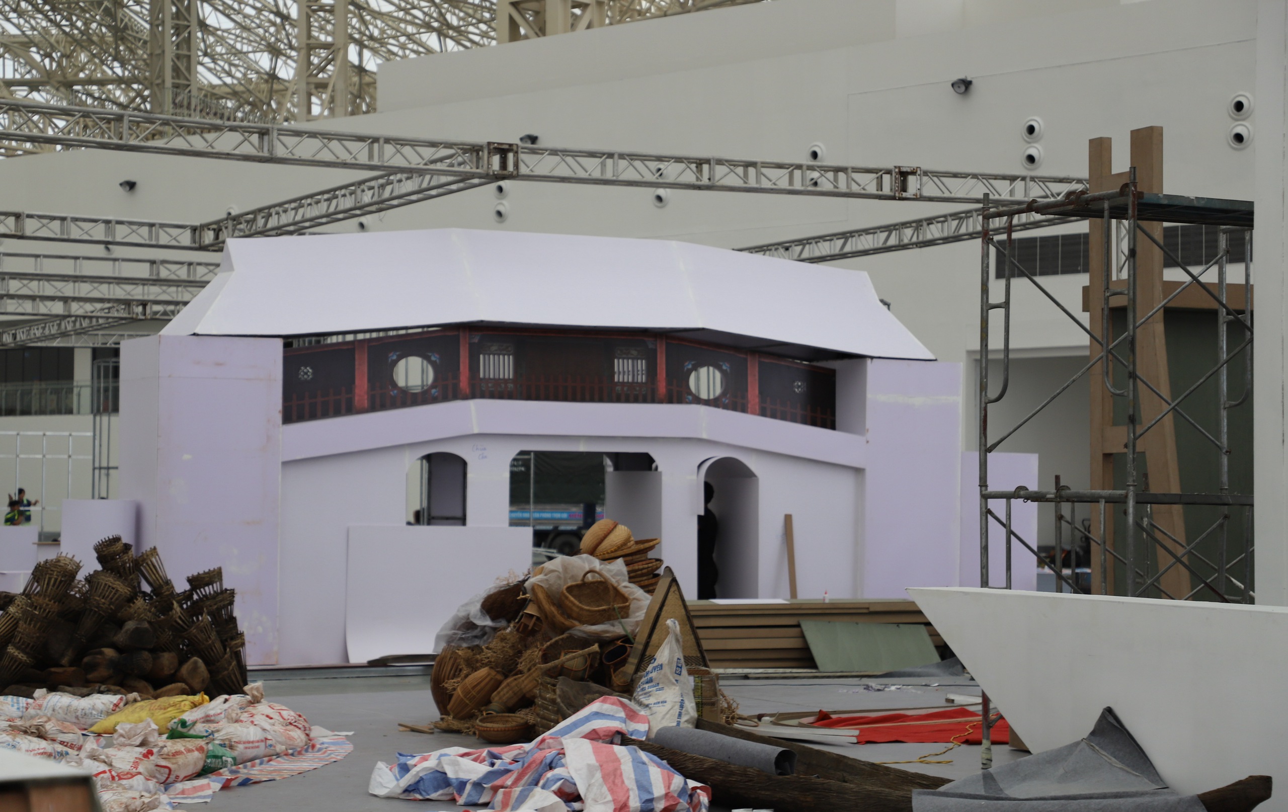 Dringende Fertigstellung der Exponate der Nationalen Errungenschaftsausstellung anlässlich des 80. Nationalfeiertags - Foto 14. Gấp rút hoàn thiện các hạng mục Triển lãm thành tựu Đất nước nhân dịp 80 năm Quốc khánh - Ảnh 14.