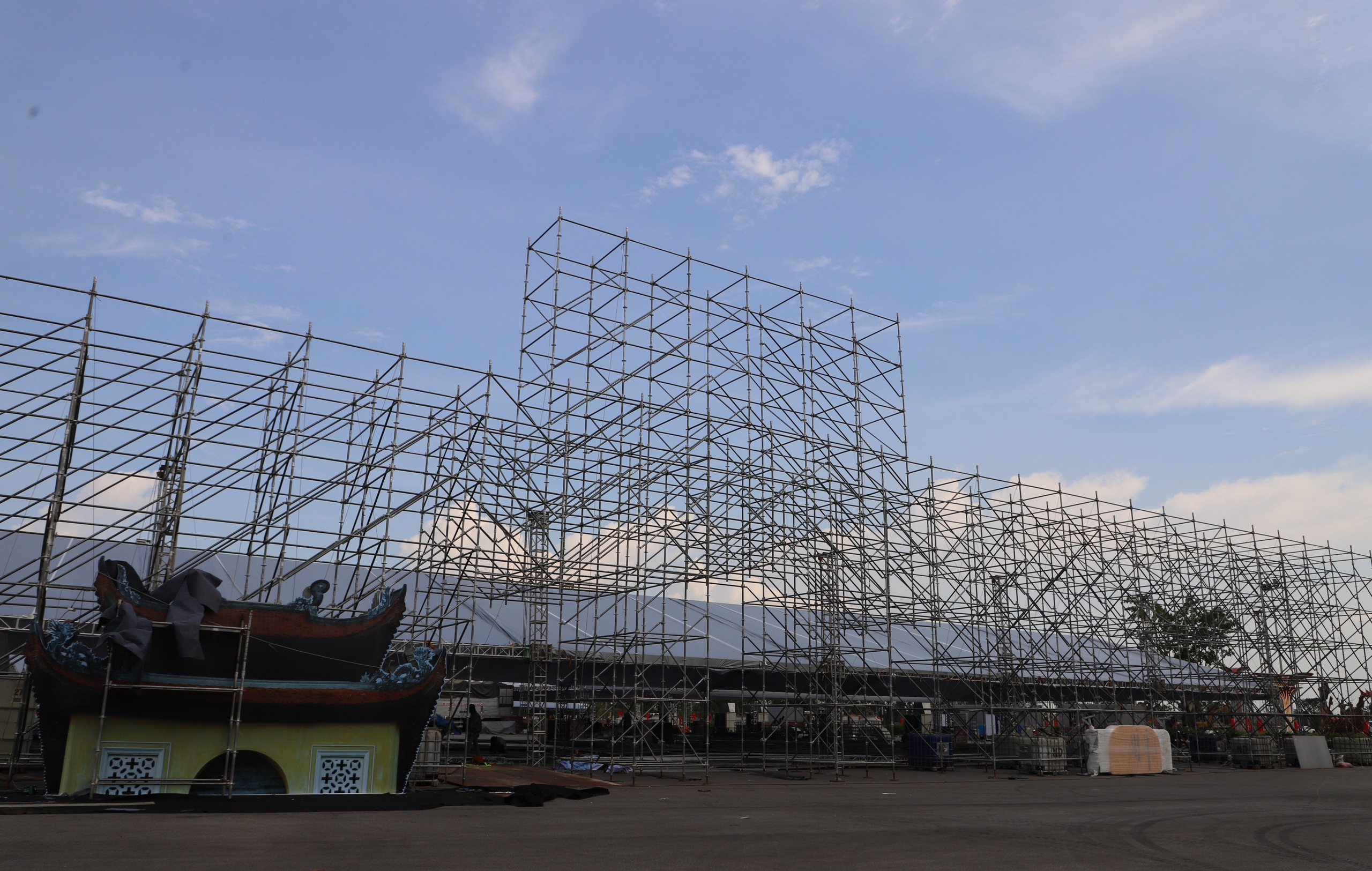 Dringende Fertigstellung der Exponate der Nationalen Errungenschaftsausstellung anlässlich des 80. Nationalfeiertags - Foto 18. Gấp rút hoàn thiện các hạng mục Triển lãm thành tựu Đất nước nhân dịp 80 năm Quốc khánh - Ảnh 18.