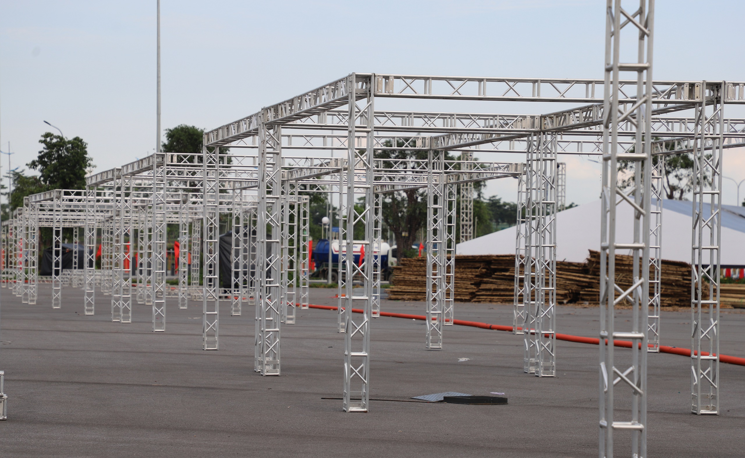 Dringende Fertigstellung der Exponate der Nationalen Errungenschaftsausstellung anlässlich des 80. Nationalfeiertags - Foto 16. Gấp rút hoàn thiện các hạng mục Triển lãm thành tựu Đất nước nhân dịp 80 năm Quốc khánh - Ảnh 16.