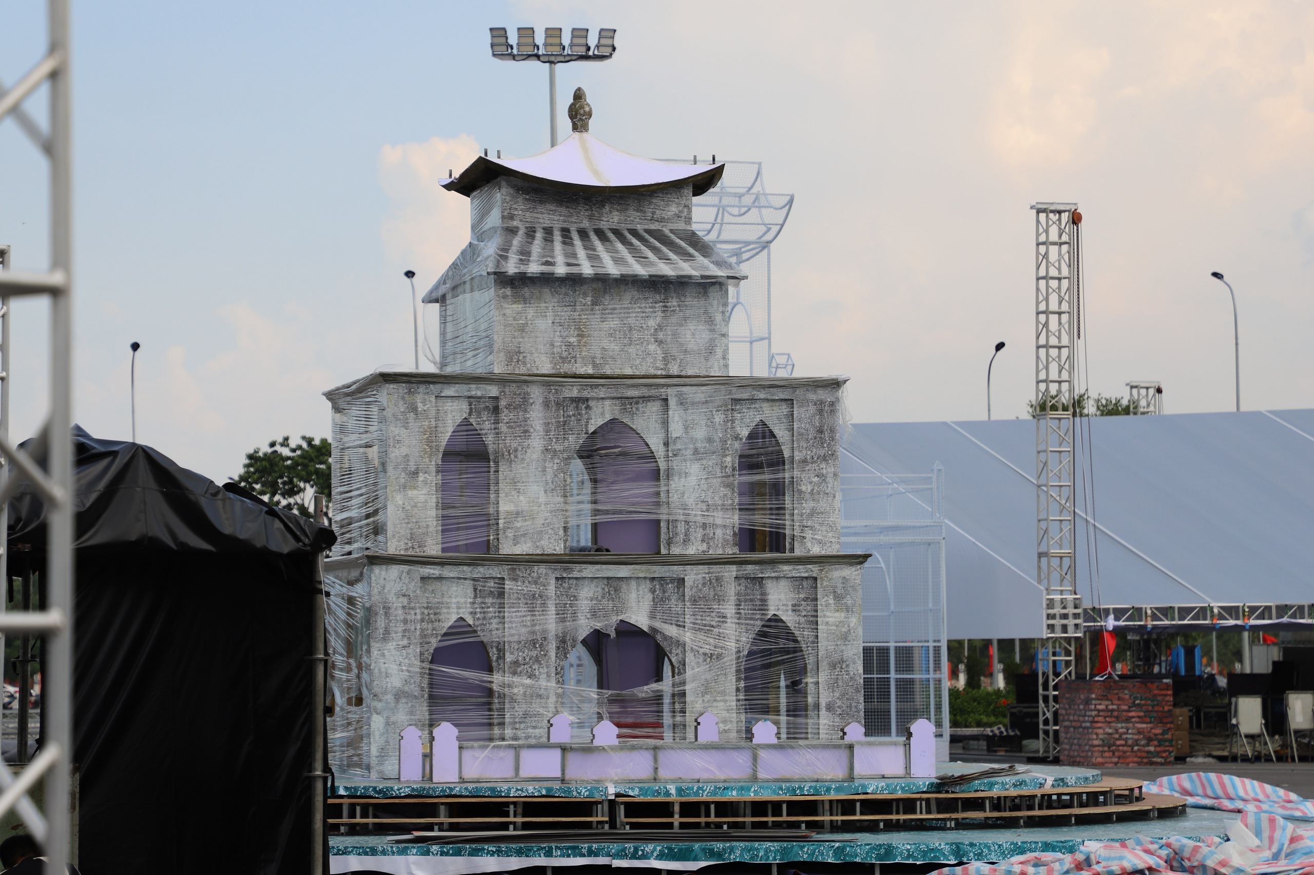 Dringende Fertigstellung der Exponate der Nationalen Errungenschaftsausstellung anlässlich des 80. Nationalfeiertags - Foto 19. Gấp rút hoàn thiện các hạng mục Triển lãm thành tựu Đất nước nhân dịp 80 năm Quốc khánh - Ảnh 19.