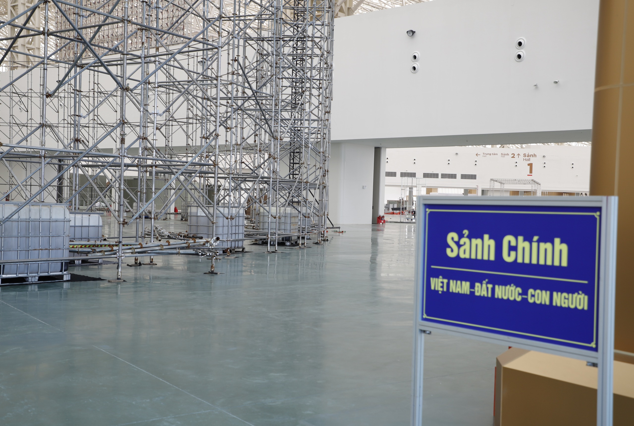 Dringende Fertigstellung der Exponate der Nationalen Errungenschaftsausstellung anlässlich des 80. Nationalfeiertags - Foto 8. Gấp rút hoàn thiện các hạng mục Triển lãm thành tựu Đất nước nhân dịp 80 năm Quốc khánh - Ảnh 8.