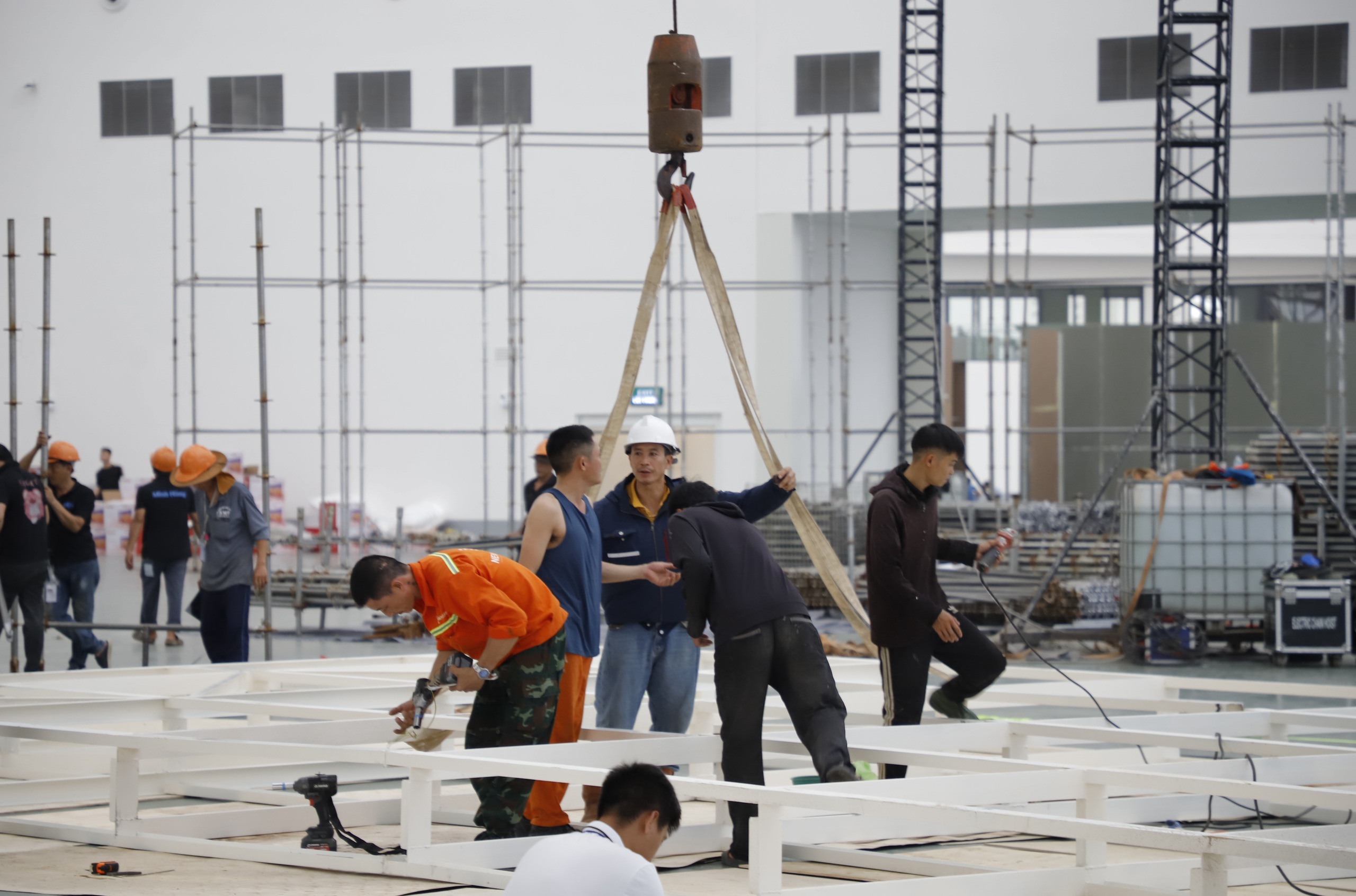 Dringende Fertigstellung der Exponate der Nationalen Errungenschaftsausstellung anlässlich des 80. Nationalfeiertags - Foto 6. Gấp rút hoàn thiện các hạng mục Triển lãm thành tựu Đất nước nhân dịp 80 năm Quốc khánh - Ảnh 6.